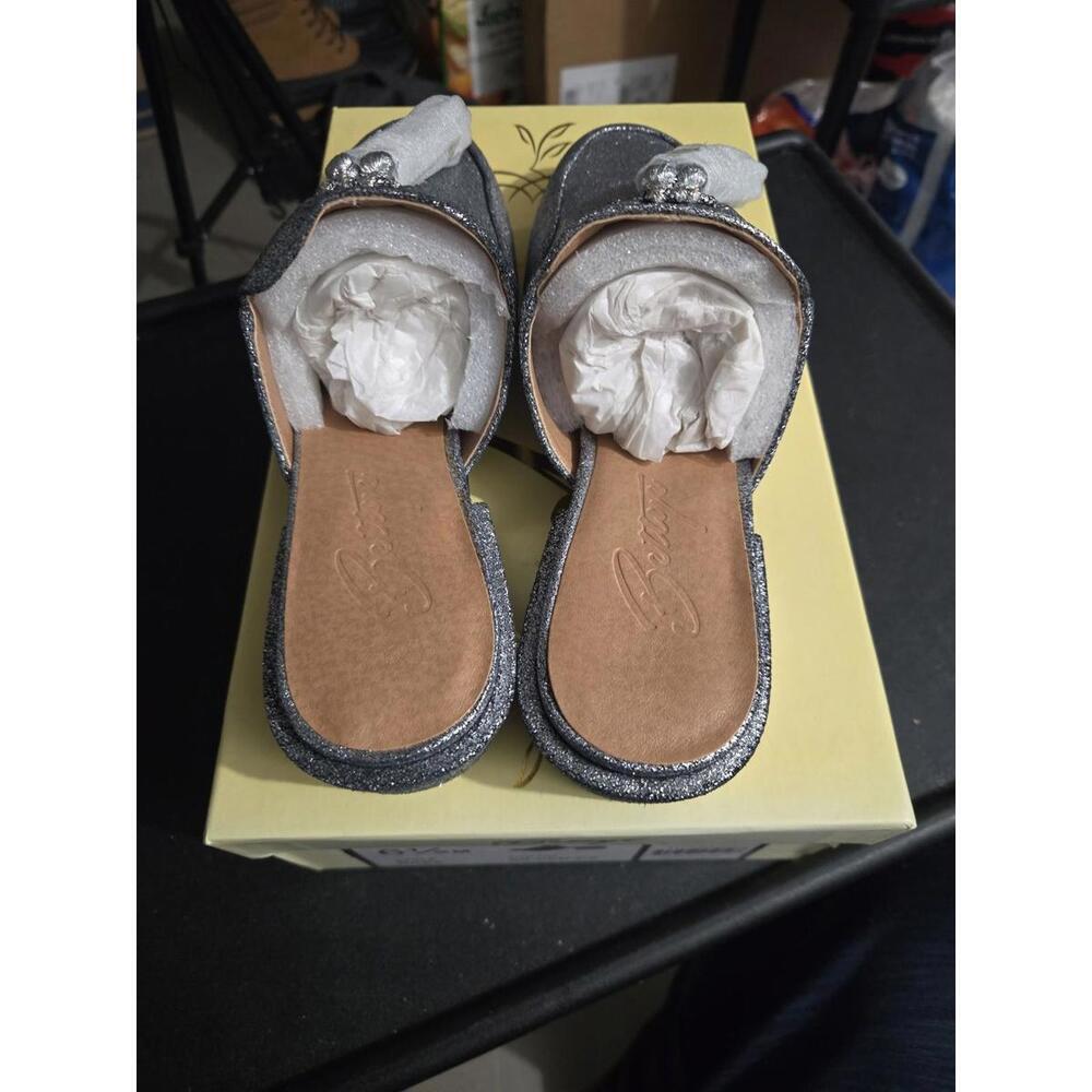 Bettye Muller Brea Silver Metallic Suede Mule Tassel Flats Size 6.5M - Picture 3 of 5